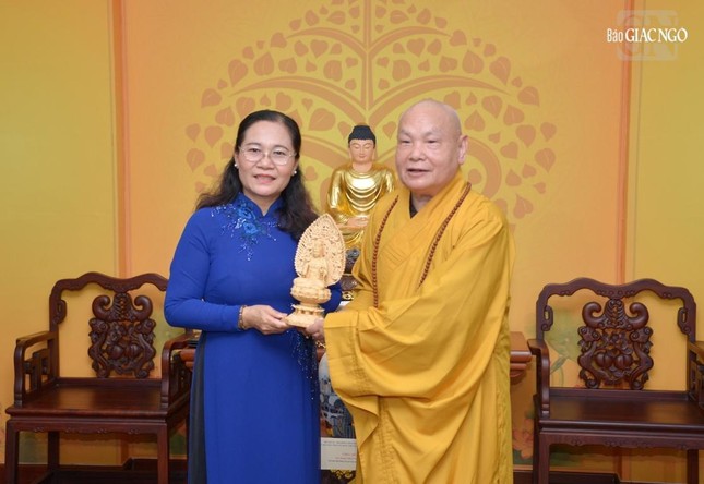 Phó Bí thư Thành ủy TP.HCM Nguyễn Thị Lệ thăm, chúc mừng Hòa thượng Thích Thiện Nhơn ảnh 3