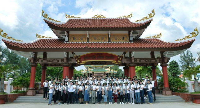 Đoàn cán bộ tuyên giáo, báo chí TP.HCM tặng quà đến các em học sinh tại Bến Tre ảnh 3