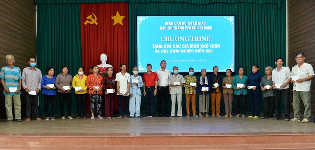 Đoàn cán bộ tuyên giáo, báo chí TP.HCM tặng quà đến các em học sinh tại Bến Tre ảnh 2