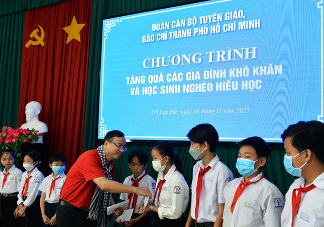 Đoàn cán bộ tuyên giáo, báo chí TP.HCM tặng quà đến các em học sinh tại Bến Tre ảnh 1