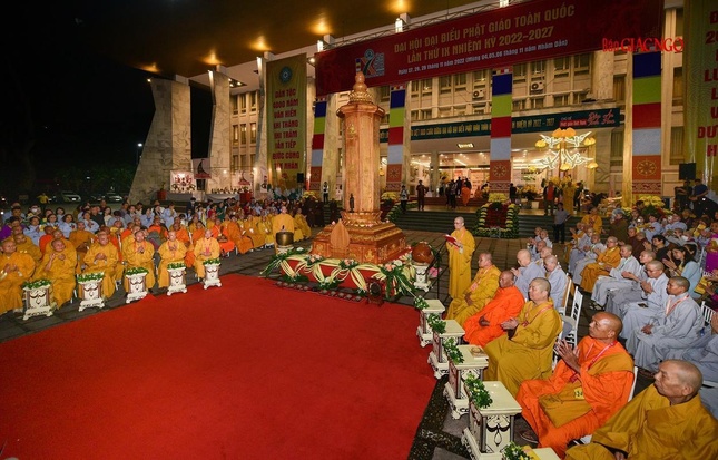 Khóa lễ tụng kinh Chuyển pháp luân và thắp nến cầu nguyện trước thềm Đại hội Phật giáo lần IX ảnh 3