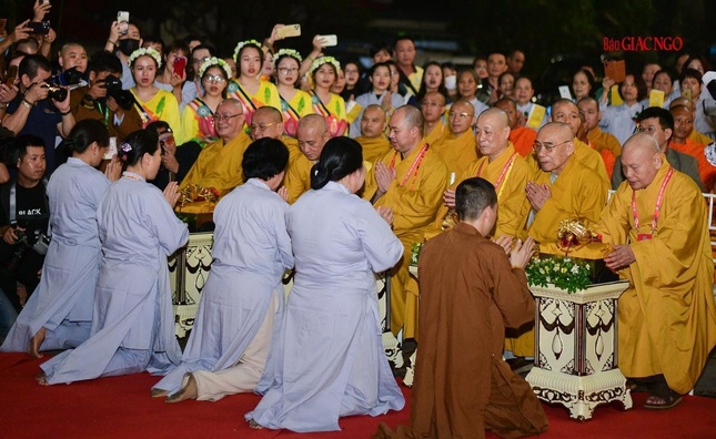 Khóa lễ tụng kinh Chuyển pháp luân và thắp nến cầu nguyện trước thềm Đại hội Phật giáo lần IX ảnh 4