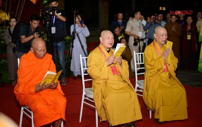 Khóa lễ tụng kinh Chuyển pháp luân và thắp nến cầu nguyện trước thềm Đại hội Phật giáo lần IX ảnh 5