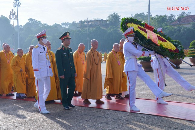 Đại biểu Đại hội Phật giáo toàn quốc lần IX vào lăng viếng Chủ tịch Hồ Chí Minh ảnh 5