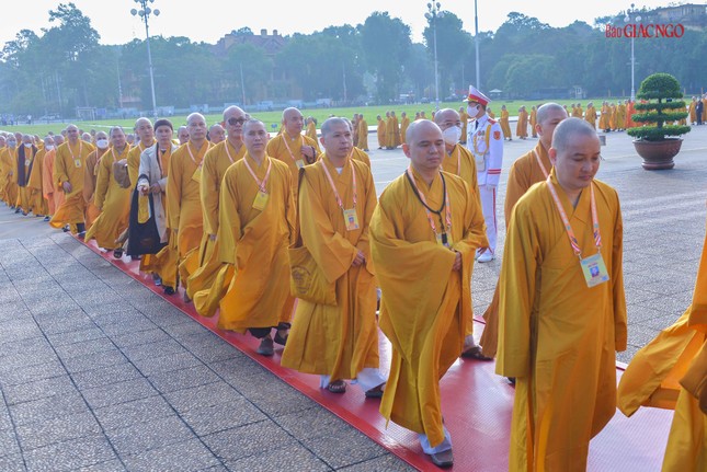 Đại biểu Đại hội Phật giáo toàn quốc lần IX vào lăng viếng Chủ tịch Hồ Chí Minh ảnh 9