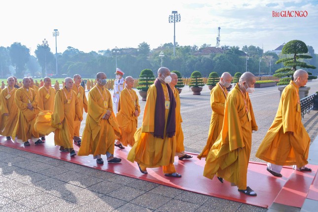 Đại biểu Đại hội Phật giáo toàn quốc lần IX vào lăng viếng Chủ tịch Hồ Chí Minh ảnh 8