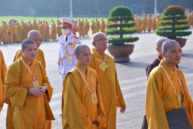 Đại biểu Đại hội Phật giáo toàn quốc lần IX vào lăng viếng Chủ tịch Hồ Chí Minh ảnh 10