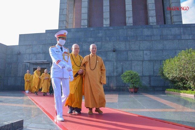 Đại biểu Đại hội Phật giáo toàn quốc lần IX vào lăng viếng Chủ tịch Hồ Chí Minh ảnh 12