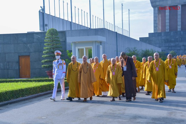 Đại biểu Đại hội Phật giáo toàn quốc lần IX vào lăng viếng Chủ tịch Hồ Chí Minh ảnh 13