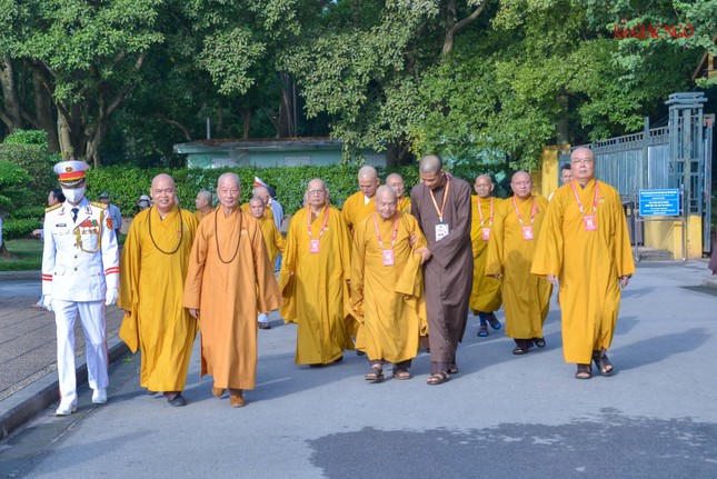 Đại biểu Đại hội Phật giáo toàn quốc lần IX vào lăng viếng Chủ tịch Hồ Chí Minh ảnh 14