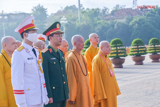 Đại biểu Đại hội Phật giáo toàn quốc lần IX vào lăng viếng Chủ tịch Hồ Chí Minh ảnh 7