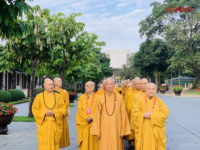 Đại biểu Đại hội Phật giáo toàn quốc lần IX vào lăng viếng Chủ tịch Hồ Chí Minh ảnh 3
