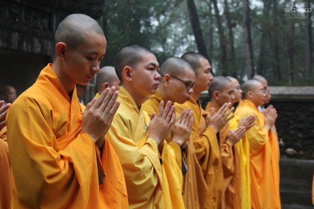 Thừa Thiên Huế: Tăng Ni, Phật tử tảo tháp Tổ sư Liễu Quán tại núi Thiên Thai ảnh 6