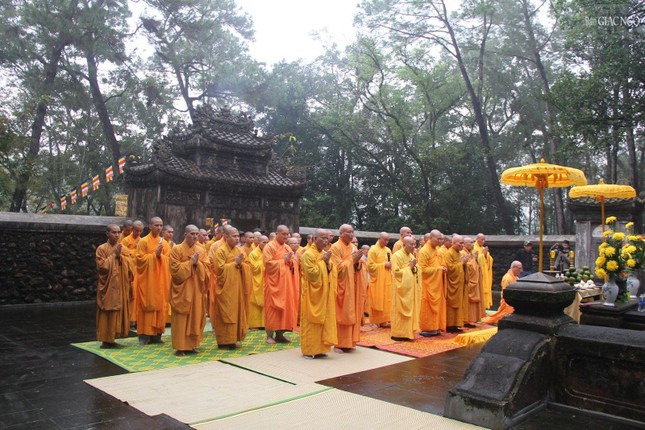 Thừa Thiên Huế: Tăng Ni, Phật tử tảo tháp Tổ sư Liễu Quán tại núi Thiên Thai ảnh 10