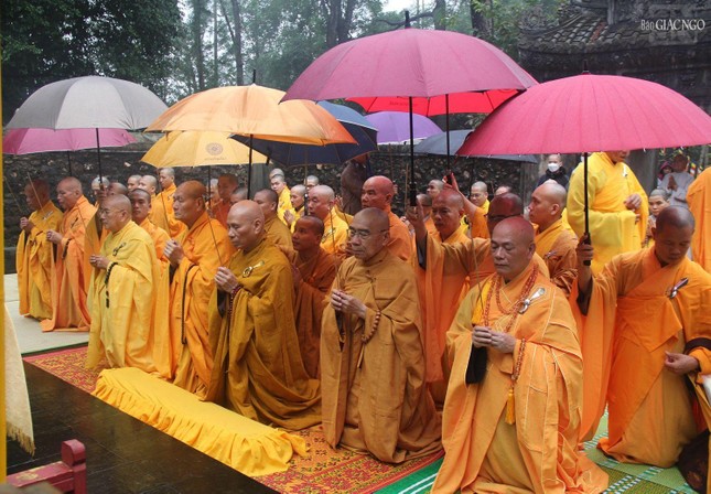 Thừa Thiên Huế: Tăng Ni, Phật tử tảo tháp Tổ sư Liễu Quán tại núi Thiên Thai ảnh 9