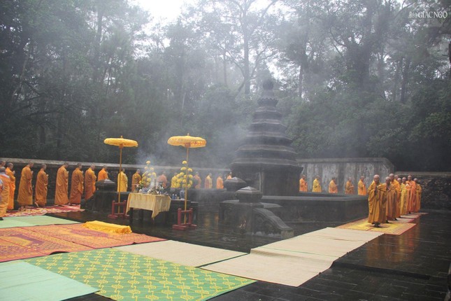 Thừa Thiên Huế: Tăng Ni, Phật tử tảo tháp Tổ sư Liễu Quán tại núi Thiên Thai ảnh 11