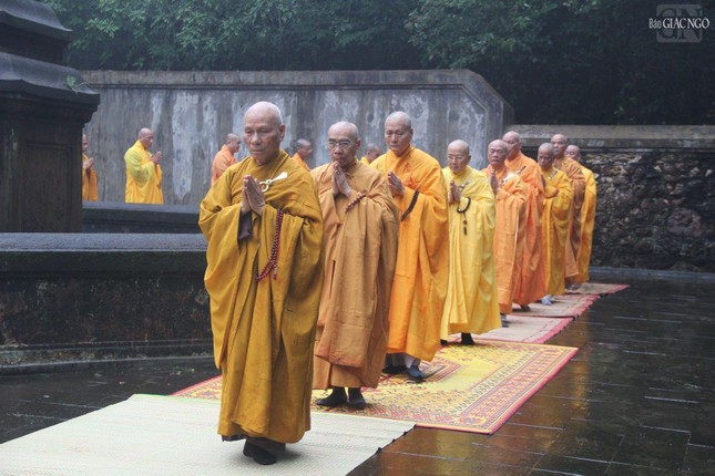 Thừa Thiên Huế: Tăng Ni, Phật tử tảo tháp Tổ sư Liễu Quán tại núi Thiên Thai ảnh 12