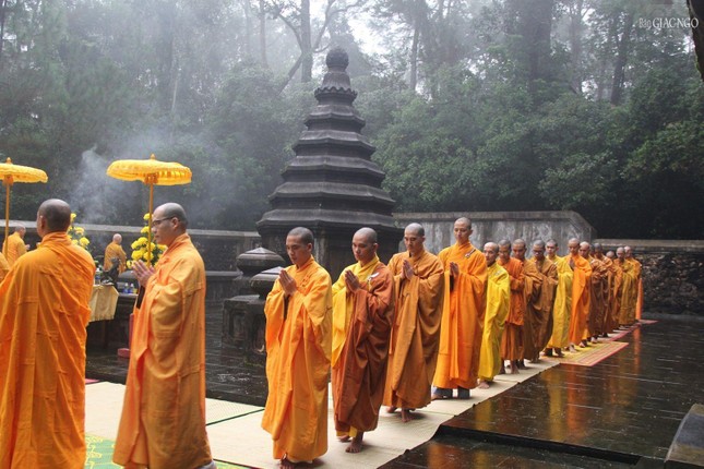 Thừa Thiên Huế: Tăng Ni, Phật tử tảo tháp Tổ sư Liễu Quán tại núi Thiên Thai ảnh 13