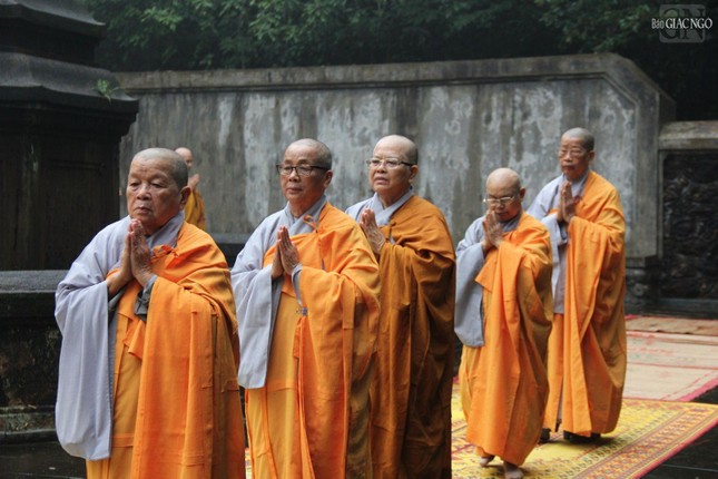 Thừa Thiên Huế: Tăng Ni, Phật tử tảo tháp Tổ sư Liễu Quán tại núi Thiên Thai ảnh 14