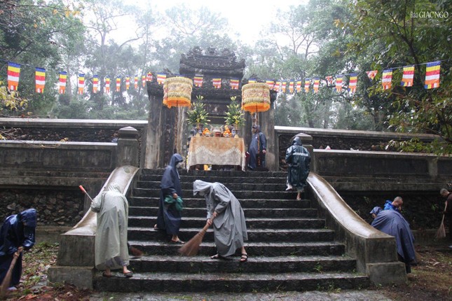 Thừa Thiên Huế: Tăng Ni, Phật tử tảo tháp Tổ sư Liễu Quán tại núi Thiên Thai ảnh 2