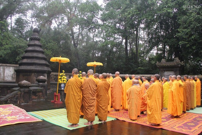Thừa Thiên Huế: Tăng Ni, Phật tử tảo tháp Tổ sư Liễu Quán tại núi Thiên Thai ảnh 8