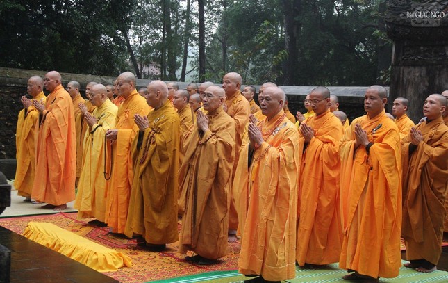 Thừa Thiên Huế: Tăng Ni, Phật tử tảo tháp Tổ sư Liễu Quán tại núi Thiên Thai ảnh 1