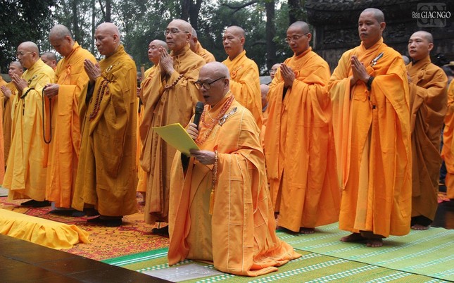 Thừa Thiên Huế: Tăng Ni, Phật tử tảo tháp Tổ sư Liễu Quán tại núi Thiên Thai ảnh 5