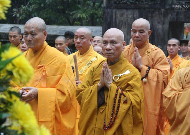 Thừa Thiên Huế: Tăng Ni, Phật tử tảo tháp Tổ sư Liễu Quán tại núi Thiên Thai ảnh 4