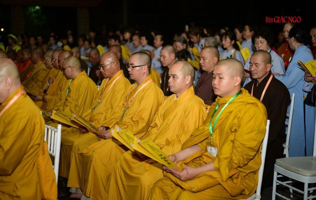 Khóa lễ tụng kinh Chuyển pháp luân và thắp nến cầu nguyện trước thềm Đại hội Phật giáo lần IX ảnh 7