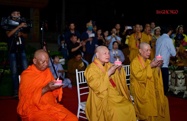 Khóa lễ tụng kinh Chuyển pháp luân và thắp nến cầu nguyện trước thềm Đại hội Phật giáo lần IX ảnh 6