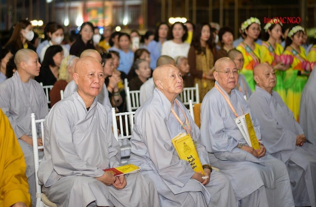 Khóa lễ tụng kinh Chuyển pháp luân và thắp nến cầu nguyện trước thềm Đại hội Phật giáo lần IX ảnh 8