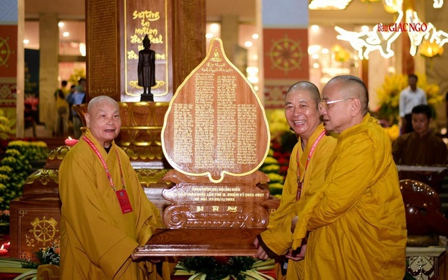 Khóa lễ tụng kinh Chuyển pháp luân và thắp nến cầu nguyện trước thềm Đại hội Phật giáo lần IX ảnh 2