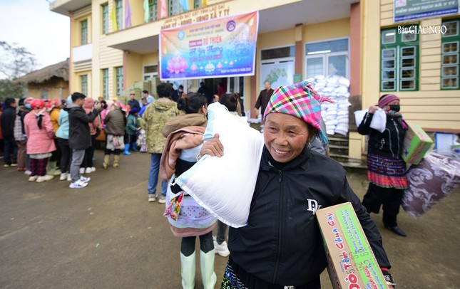 Ngày đầu “Tết yêu thương xuân Quý Mão - 2023” trao 1.000 phần quà tại tỉnh Lào Cai và Lai Châu  ảnh 10