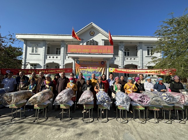 Ngày đầu “Tết yêu thương xuân Quý Mão - 2023” trao 1.000 phần quà tại tỉnh Lào Cai và Lai Châu  ảnh 3