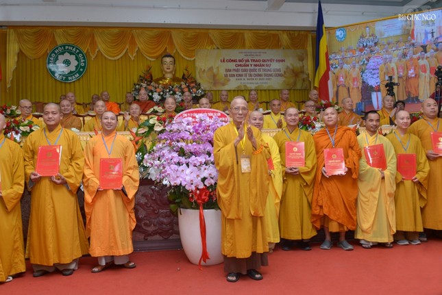 Lễ trao quyết định nhân sự Ban Phật giáo Quốc tế và Kinh Tế-Tài chính T.Ư nhiệm kỳ 2022-2027 ảnh 25