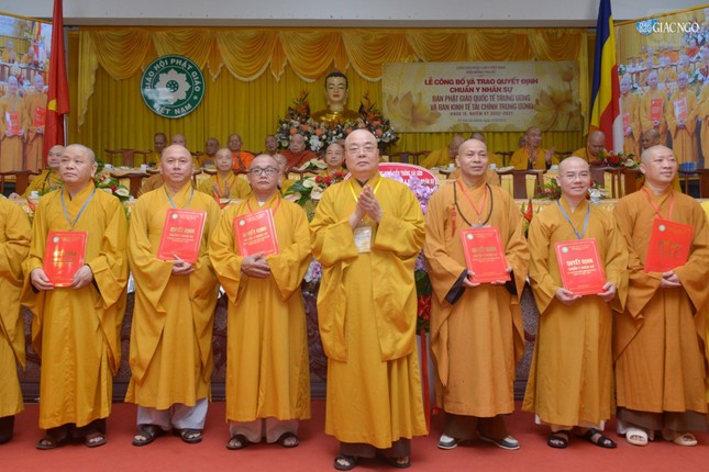 Lễ trao quyết định nhân sự Ban Phật giáo Quốc tế và Kinh Tế-Tài chính T.Ư nhiệm kỳ 2022-2027 ảnh 27