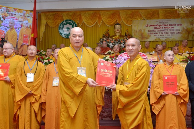 Lễ trao quyết định nhân sự Ban Phật giáo Quốc tế và Kinh Tế-Tài chính T.Ư nhiệm kỳ 2022-2027 ảnh 28
