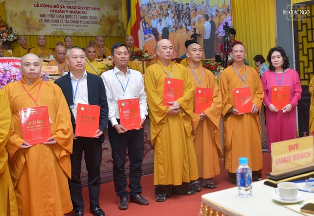Lễ trao quyết định nhân sự Ban Phật giáo Quốc tế và Kinh Tế-Tài chính T.Ư nhiệm kỳ 2022-2027 ảnh 30