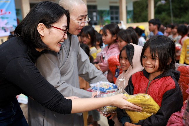  Chùa Long Phước tặng 1.800 phần quà cho học sinh, bệnh nhân đón Tết ảnh 1