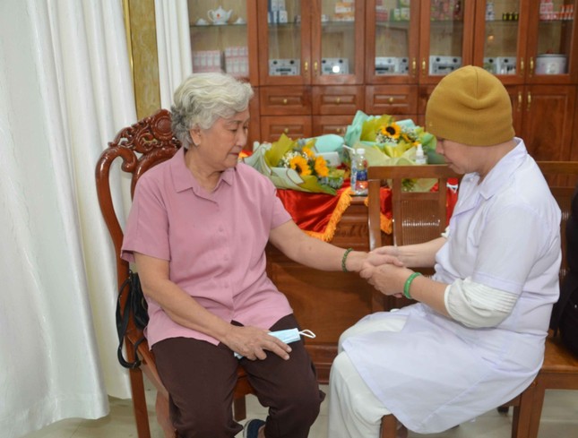 UBMTTQVN TP.HCM thăm các phòng thuốc tại các tự viện ở Q.Bình Thạnh nhân ngày Thầy thuốc Việt Nam ảnh 1