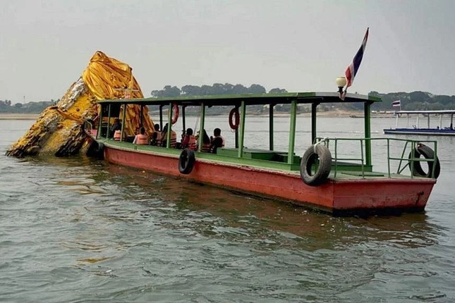 Thuyền chở khách tiếp cận với công trình cổ 