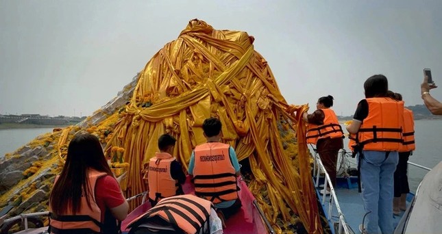 Bảo tháp Phật giáo bất ngờ nổi lên khi mực nước sông Mekong rút xuống trong những ngày qua