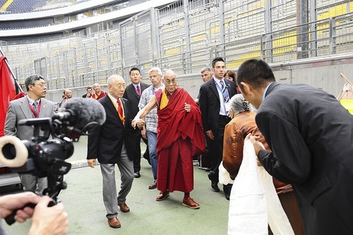 Đức: Lễ bế mạc hoằng pháp của đức Dalailama tại Commenbank - Arena, TP.Frankfurt ảnh 4