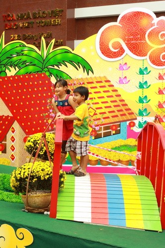 Đường phố Sài Gòn rực rỡ đón Xuân về ảnh 1