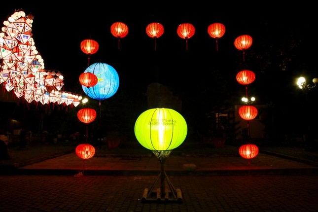 Lung linh đèn lồng phố cổ Hội An ảnh 2