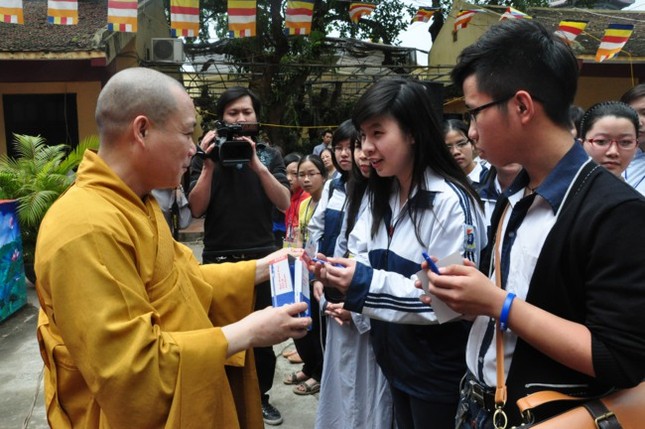 Bạn trẻ đến chùa tư vấn mùa thi ảnh 4