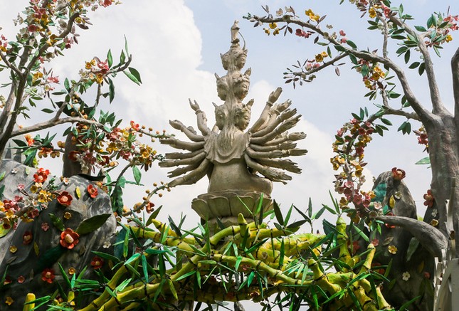 Ngôi chùa có cổng hình cây tre