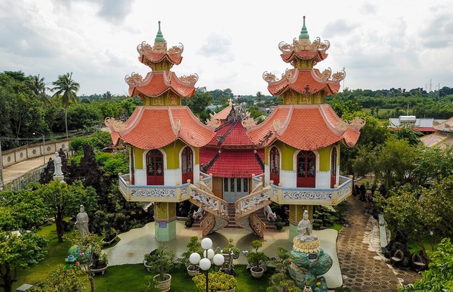 Ngôi chùa có cổng hình cây tre