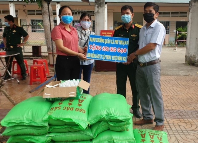 Tặng gạo cho khu cách ly.jpg