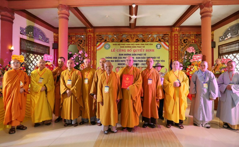 Hòa thượng Thích Đồng Tiến trao quyết định chuẩn y nhân sự Ban Hướng dẫn Phật tử tỉnh